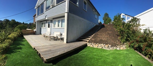 Leiligheten disponerer en stor og solrik terrasse med god plass til utemøbler.
