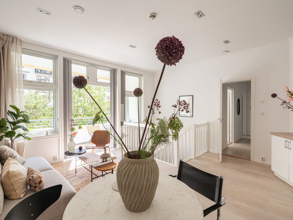 Hoveddelen har innhold over to plan med 2 soverom og 2 baderom.