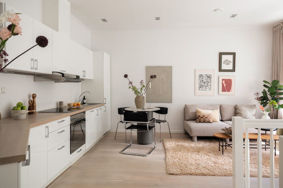 En lys, fin og innholdsrik selveierleilighet fra 2012 i en flott klassisk bygård fra 1898. Leiligheten har innhold over to plan med egen inngang til hybeldel på 32m² i kjelleren.