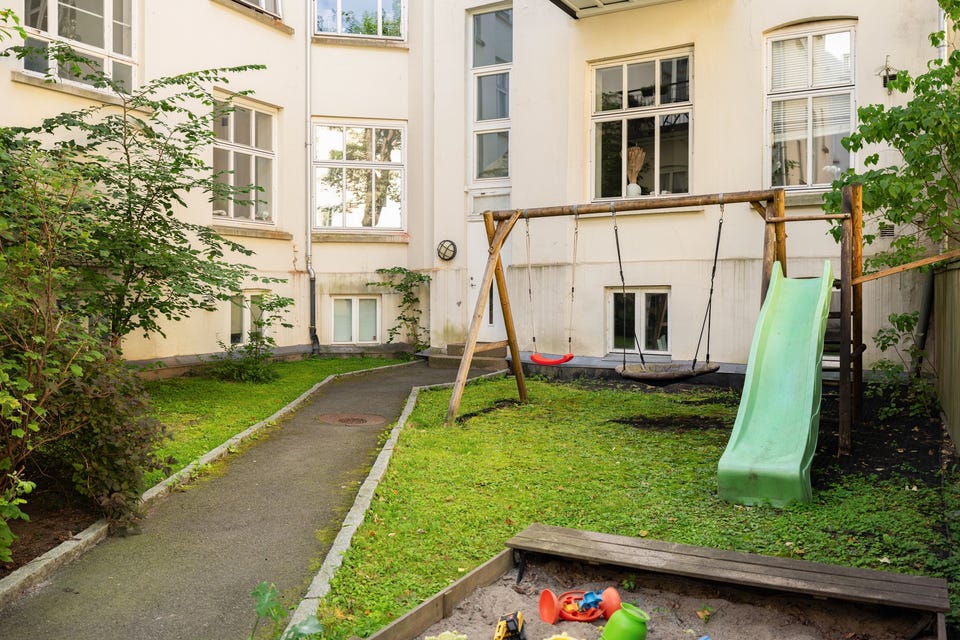 I bakgården er det også lekeplass for de minste beboerne.