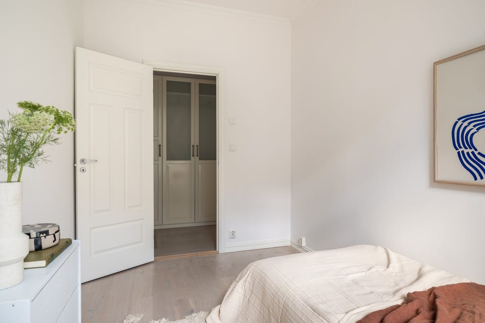 God standard med lys enstavs parkett på gulv, glatte lysmalte overflater, skjult elektrisk anlegg og downlights i himlingen.