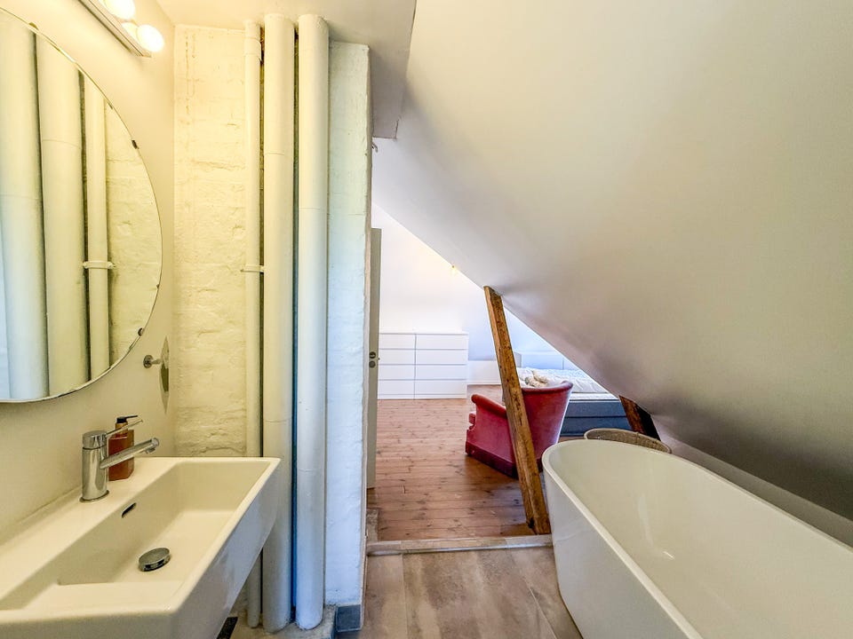 med eget baderom i tilknytning til rom