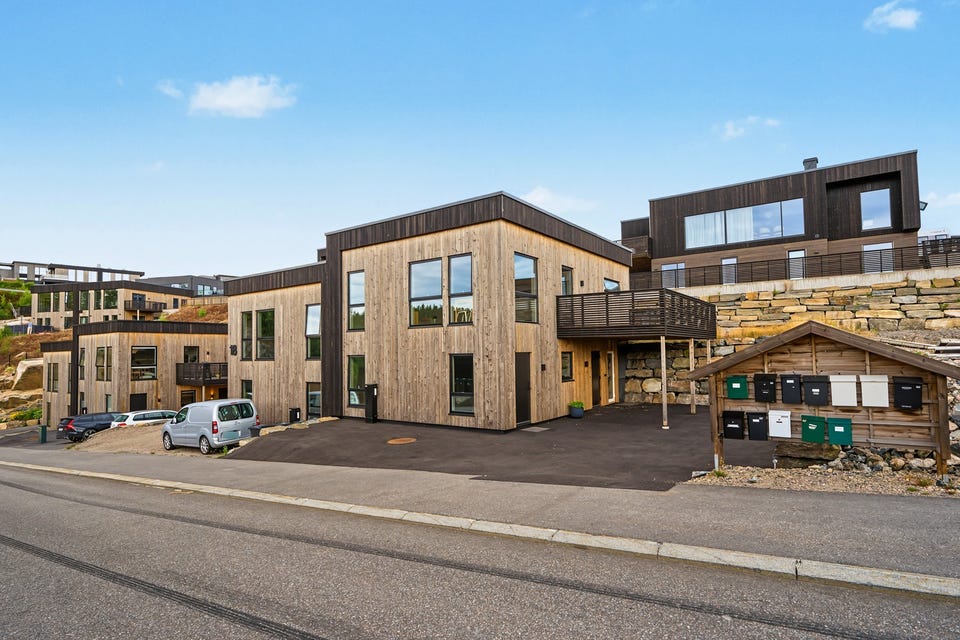 Nyere og lekker bolig med solrik veranda og mulighet for praktikantdel | Carport | Attraktiv og barnevennlig beliggenhet