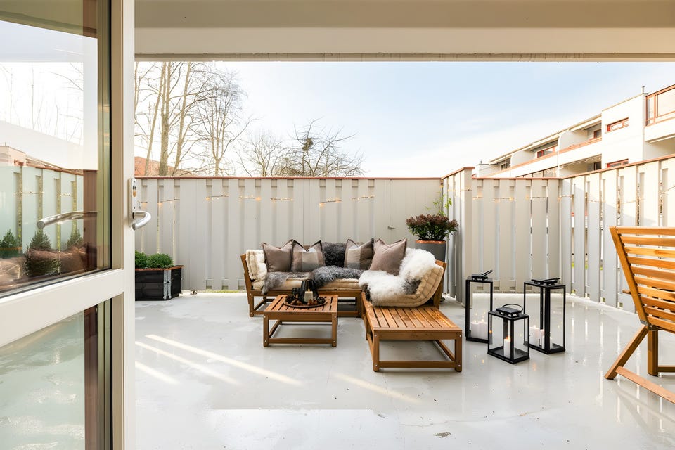 På varme sommerdager blir det naturlig å åpne glassdøren, så blir stuen forlenget med en herlig usjenert terrasse på 32kvm.