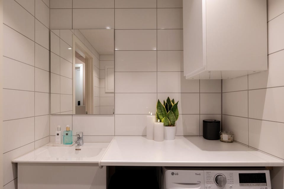 Hele badet er flislagt, varme i gulvet og downlights i himlingen.