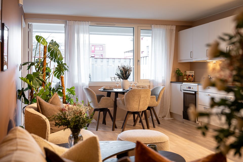 Stuen har plass til sofaseksjon med tilhørende møblement, samt spisebord for hyggelige sammenkomster.