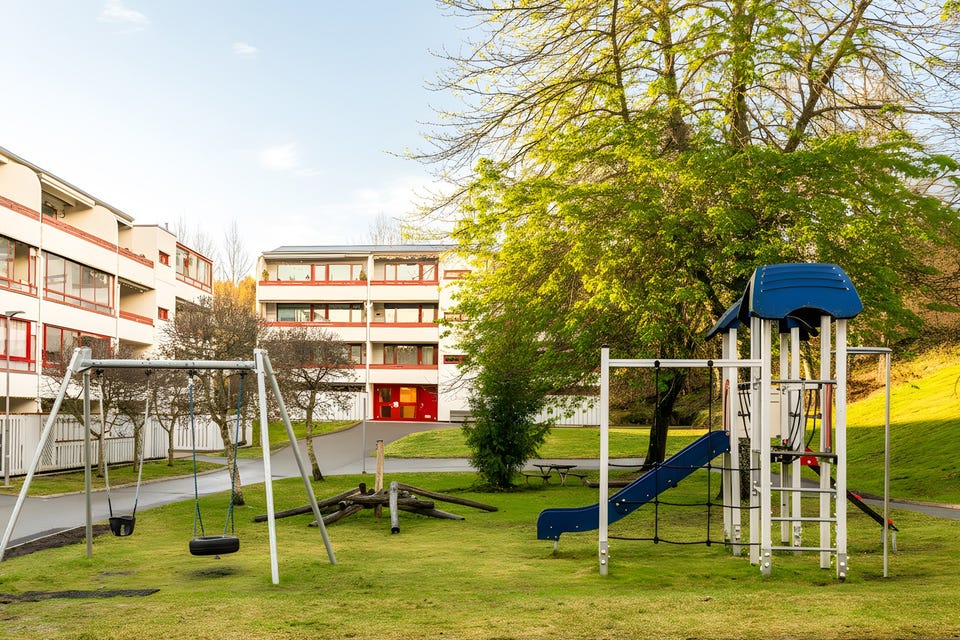 Barnevennlig borettslag med grønne fellesarealer.