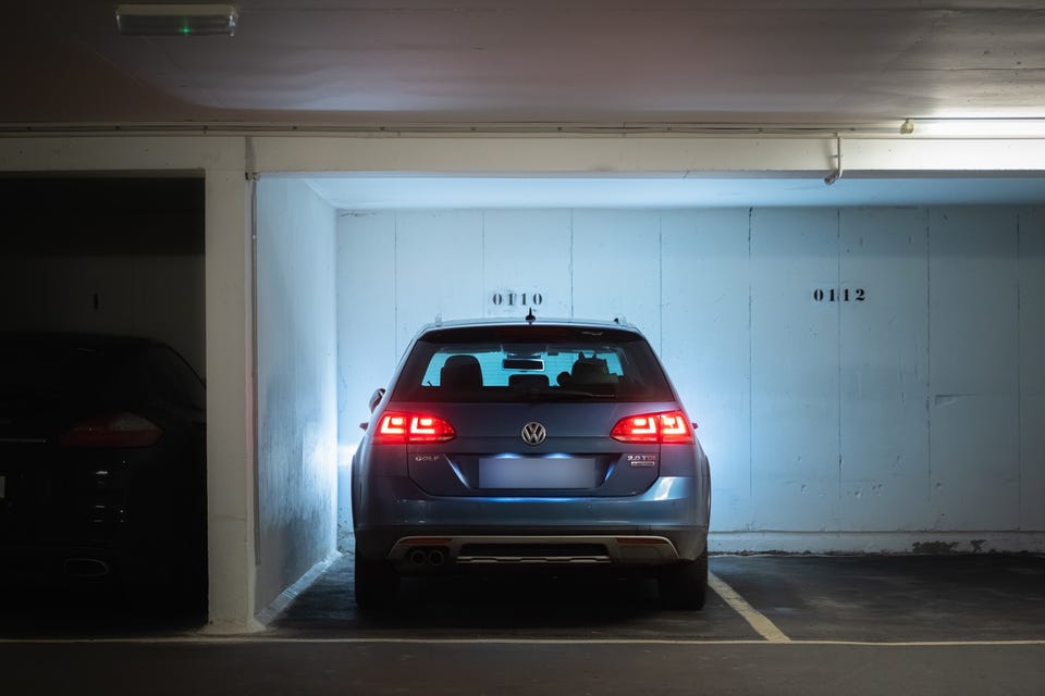 Leiligheten disponerer en biloppstillingsplass i felles parkeringskjeller i nabobygg, samt to boder.