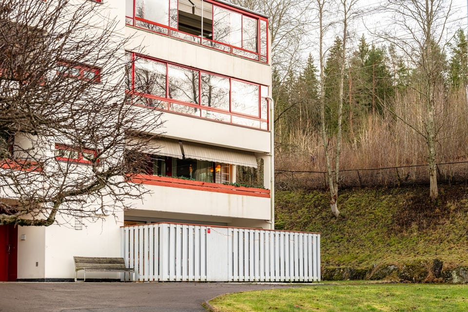 Varmtvann og internett er inkludert i felleskostnadene.
