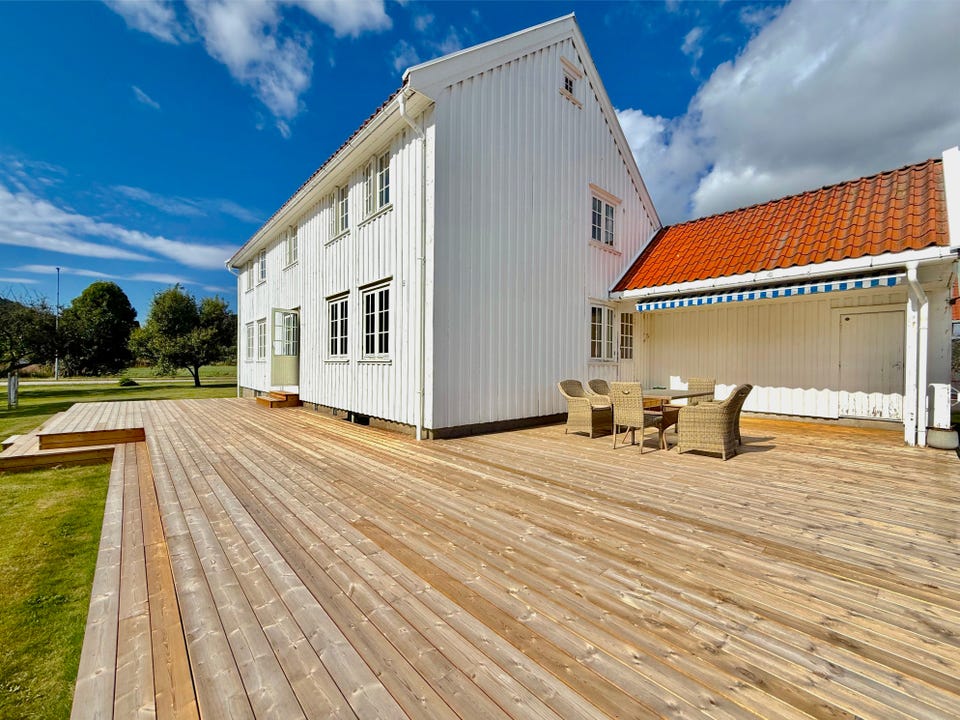 Stor terrasse med svært god plass til utemøbler og flere soner.