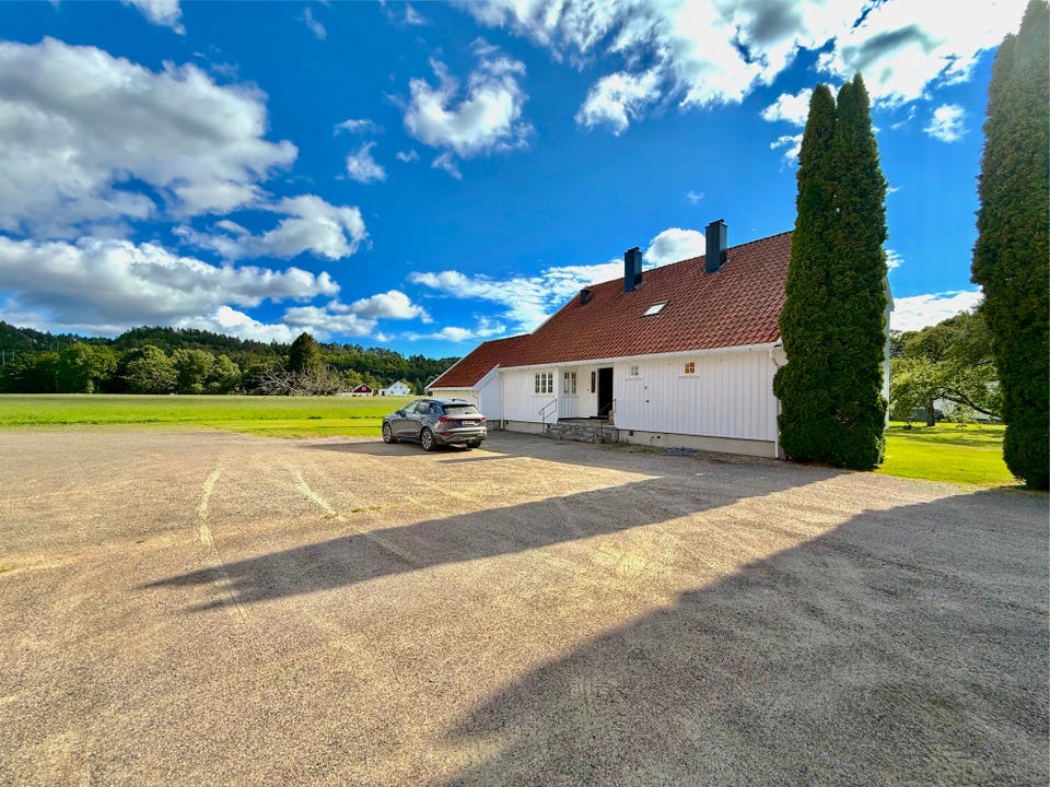 Gode parkeringsmuligheter på det romslige gårdsarealet.
