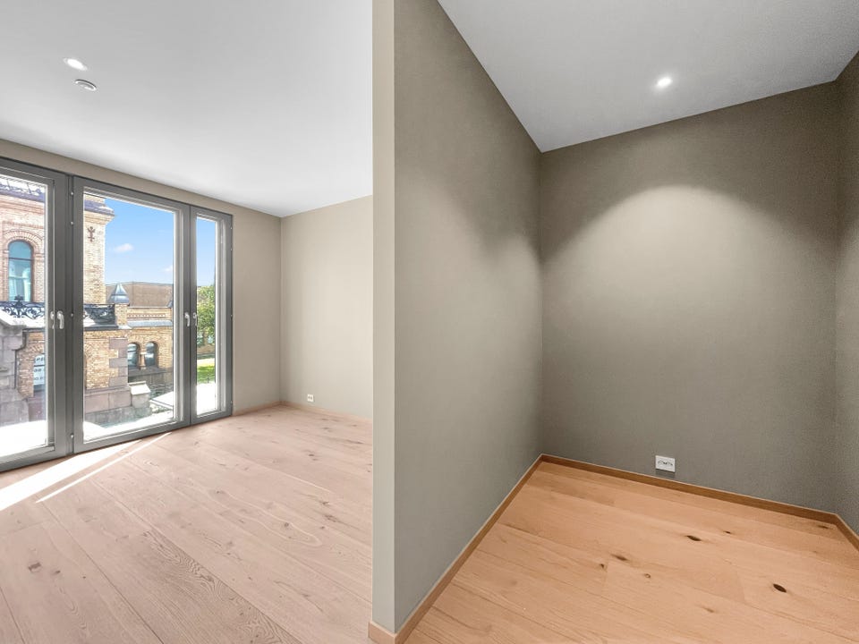God plass til oppbevaring med "walk in closet"