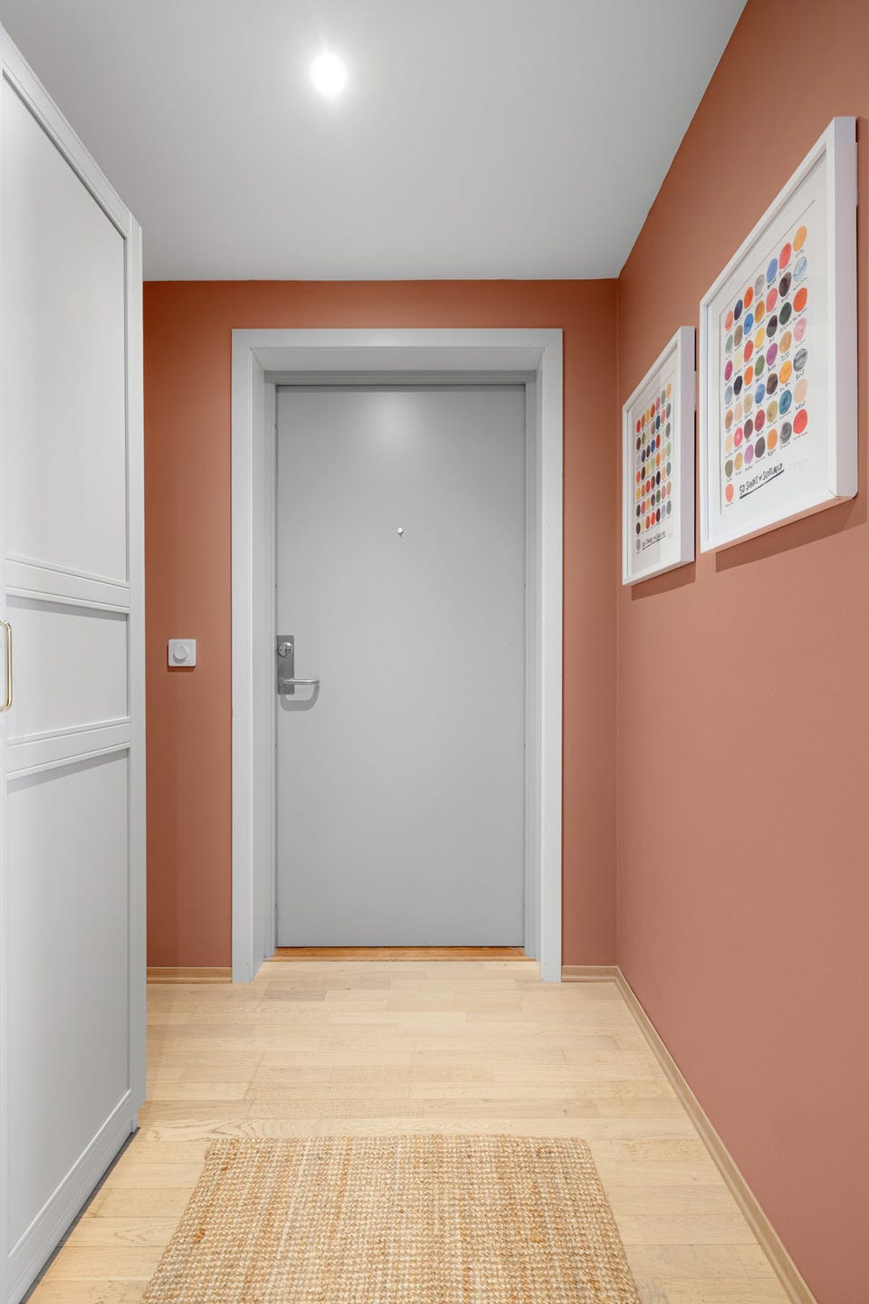 I tillegg disponerer leiligheten en kjellerbod på ca. 8m² med garderobe og gode lagringsmuligheter.