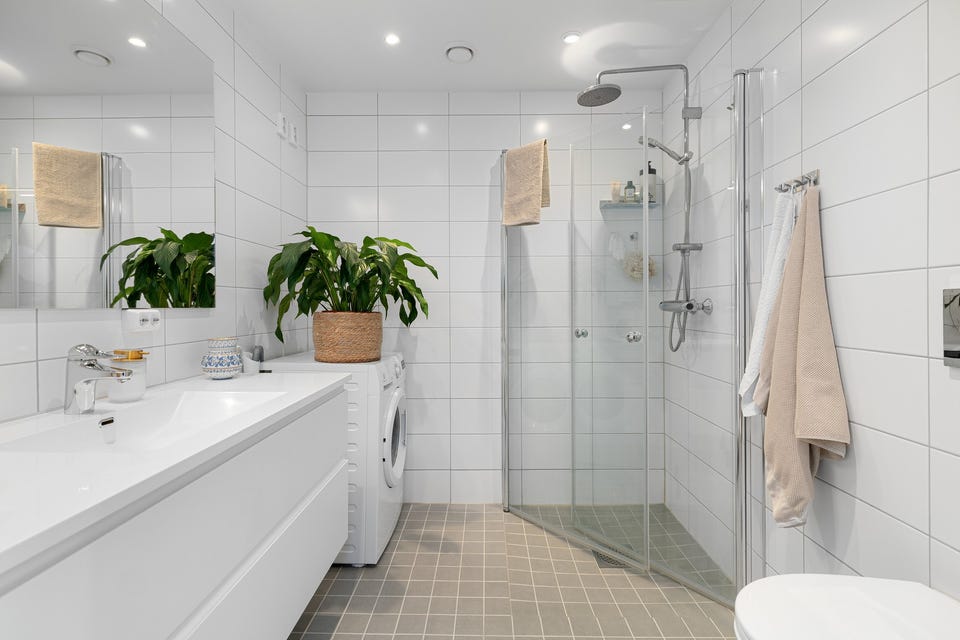Leiligheten har et lyst og moderne baderom fra byggeåret 2019. Baderommet har fine fliser på gulv, deilig gulvvarme, hvite fliser på veggene, downlights i himlingen og avtrekk via balansert ventilasjon.