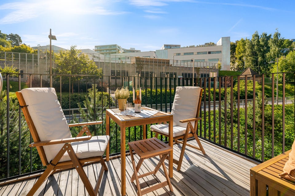 Balkongen er overbygget, har terrassebord på gulv og god plass til sittegruppe etter eget ønske og behov. Det er også montert utebelysning og uvendig stikkontakt.