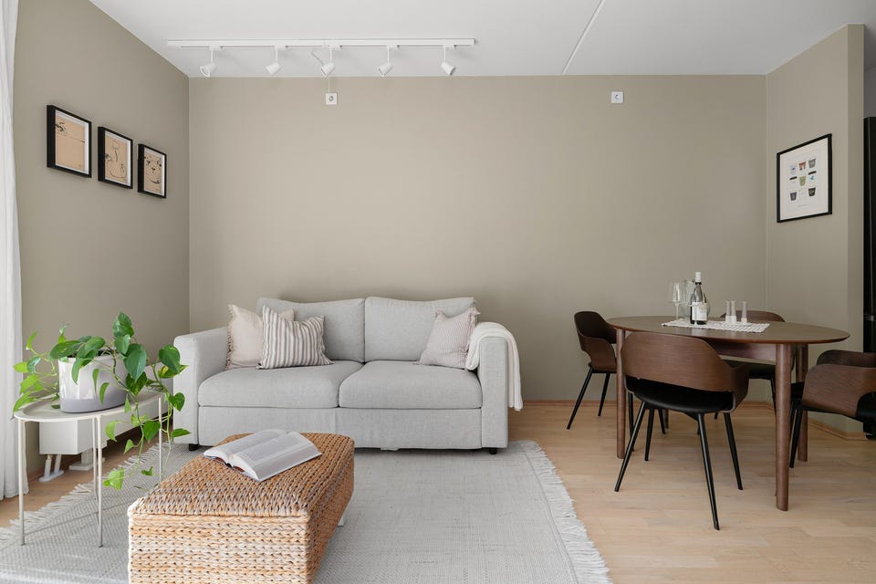 I stuen er det plass til både sofa med salongbord og et spisebord.
