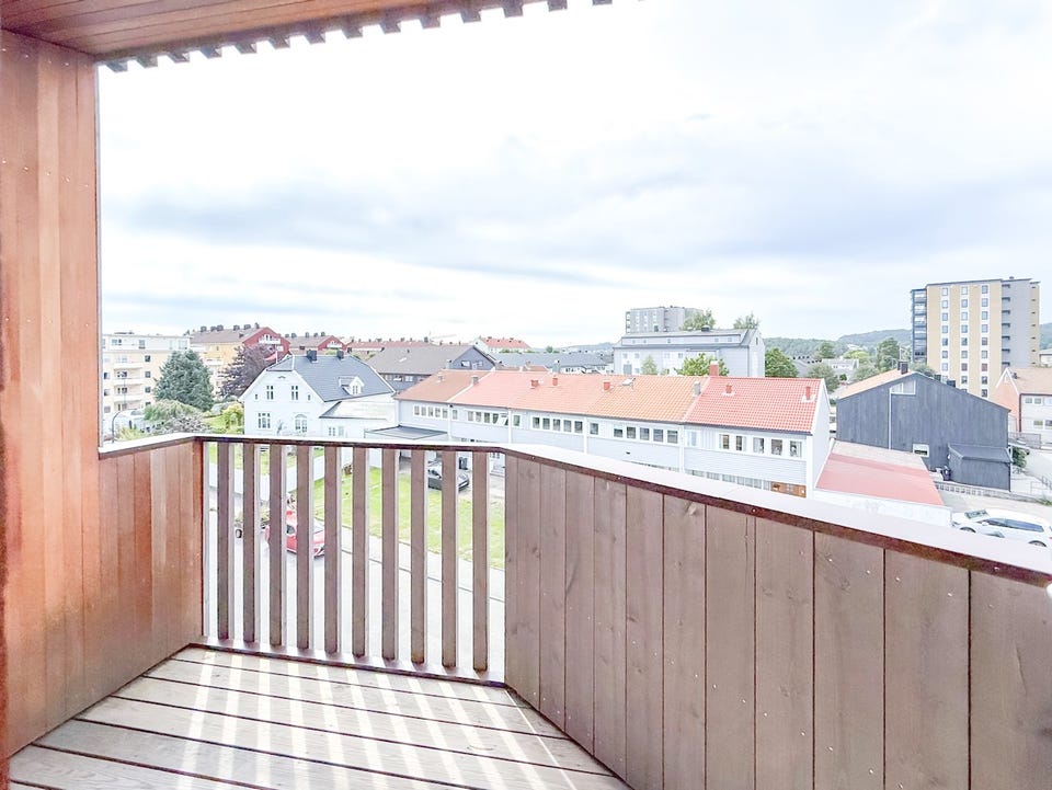 Den mindre terrassen har overbygg og utsikt over nærområdet.