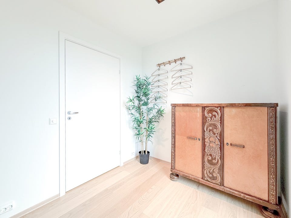 Soverommet har plass til ekstra oppbevaringsmøbler.