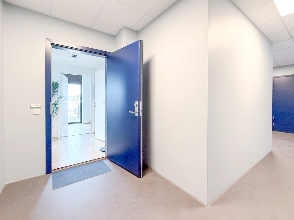 Inngang til leiligheten fra fellesgangen.