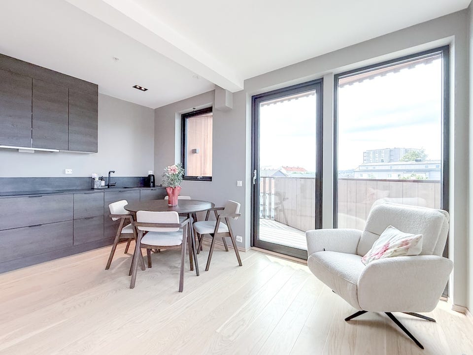 Spiseplass ved vinduene og døren til uteområdet.