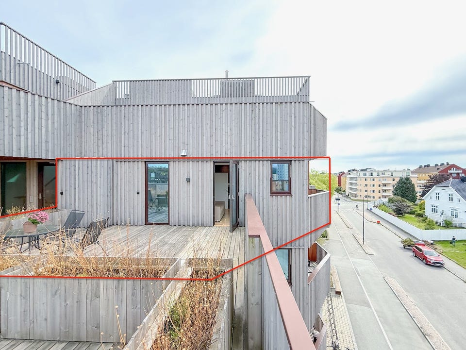 Markeringen viser leilighetens plassering i fjerde etasje og den tilhørende terrassen.