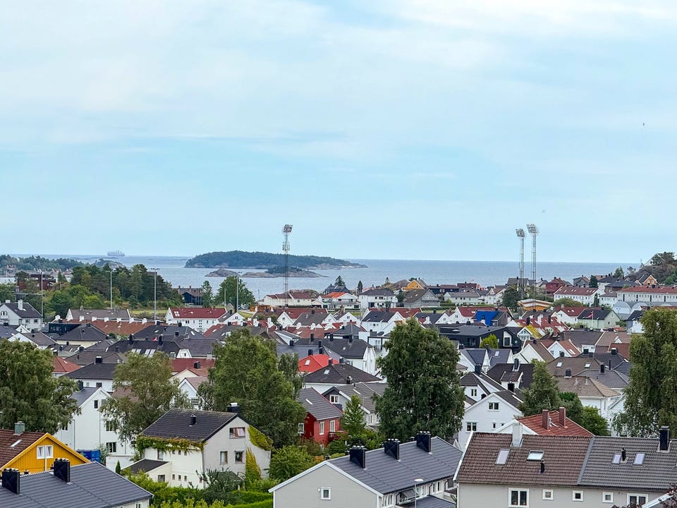 Vid utsikt over byen og sjøen.
