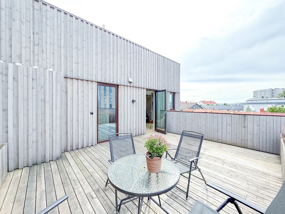 Den private terrassen strekker seg langs leiligheten.