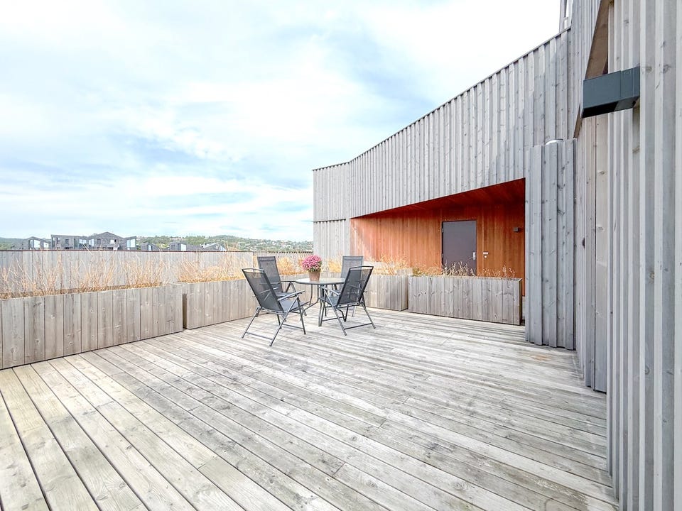 Den store private terrassen gir plass til flere møbleringssoner.