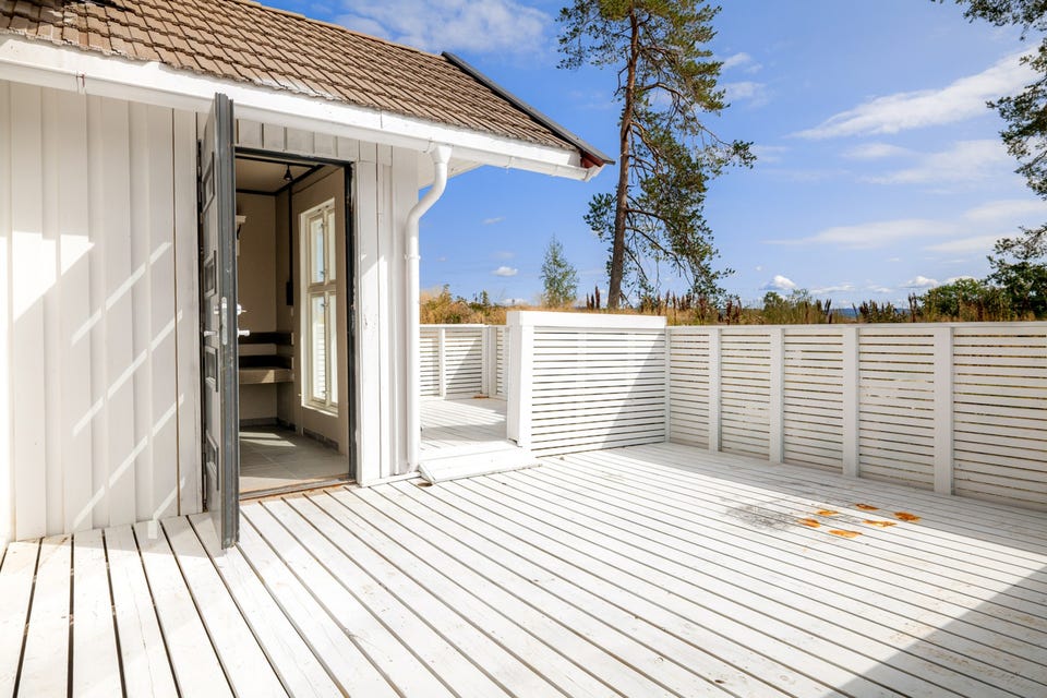 Terrassen gir god plass til utemøbler, grill og sosiale sammenkomster.