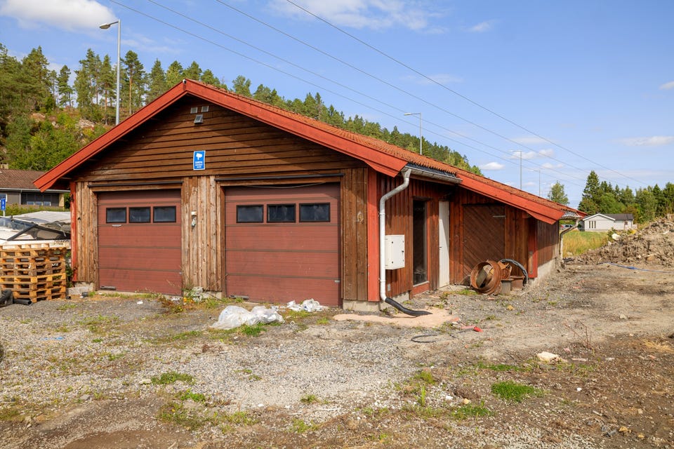 Det er gode parkeringsmuligheter med dobbelgarasje samt parkering på egen gårdsplass.