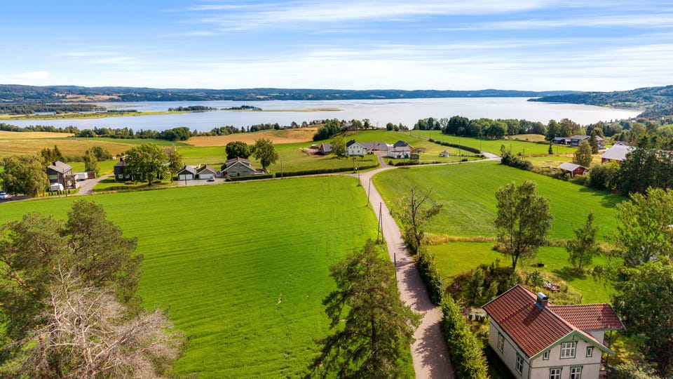 Boligen ligger rett ved Øyeren som er Norges niende største innsjø.