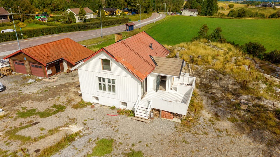 Boligen ligger fint til med kort avstand til Lillestrøm samt i landlige strøk.