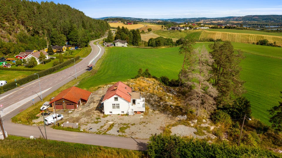 Fra boligen er det direkte nærhet til Østmarka med fine turmuligheter samt bade og fiskevann.