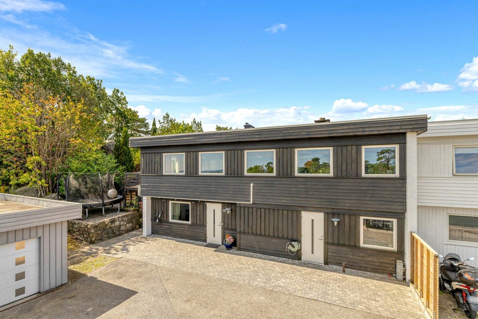 Vågsbygd - Meget pent og innholdsrikt atriumhus med nydelig og skjermet hage - Garasje i rekke - Solrikt - Sjøutsikt