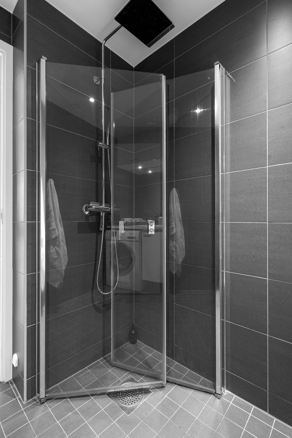 Badet inneholder blant annet servant, klosett, og regnfallsdusj. Det er i tillegg plass og opplegg for vaskemaskin, så her har du alt du trenger på baderommet!