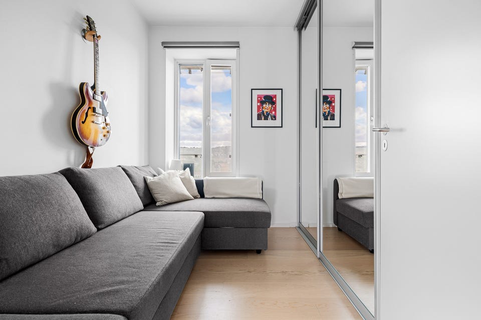 Med to soverom egner det ene seg ypperlig som gjesteværelse, hjemmekontor eller barnerom. Her ble det satt inn en ny skyvedørsgarderobe i 2021.