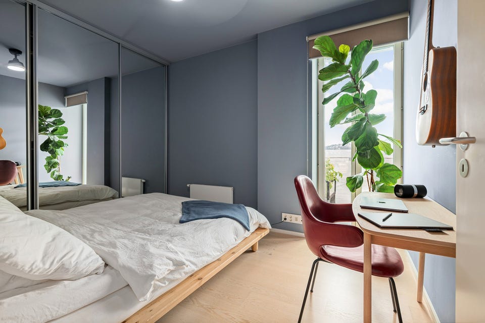 I 2020 ble det satt inn en stor skyvedørsgarderobe som medfølger handelen.