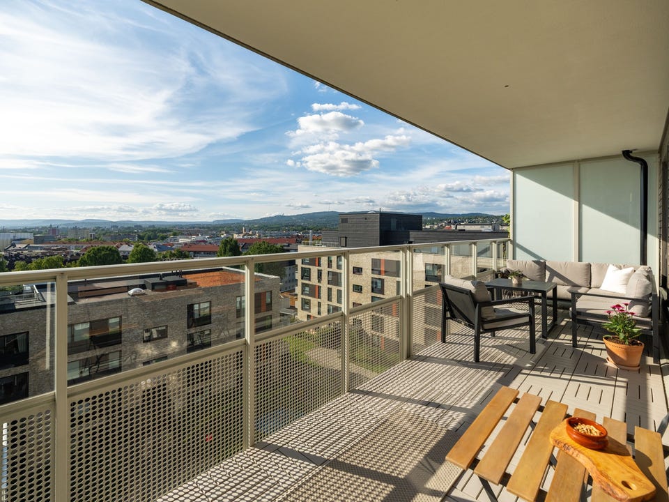 Fra stuen har du utgang til en stor og solrik vestvendt balkong på 15m².