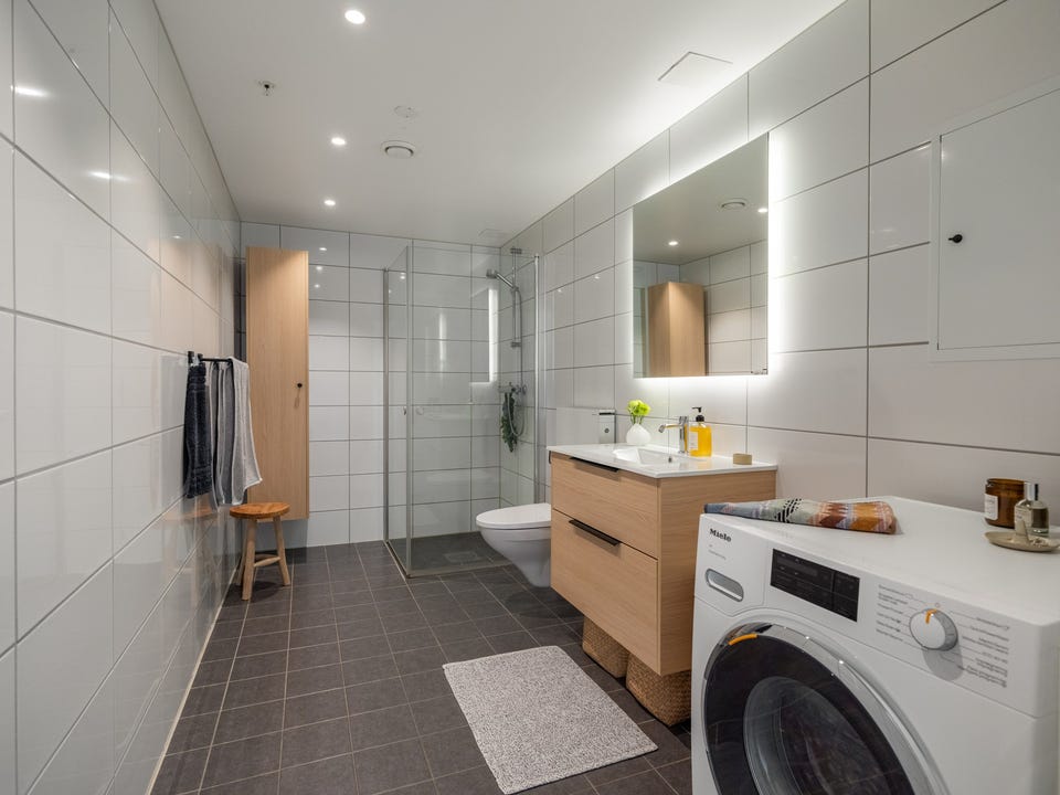 Leiligheten har et stort, lyst og moderne baderom fra byggeåret 2018. Baderommet har mørke fliser på gulv, elektrisk gulvvarme, downlights i himlingen og avtrekk via balansert ventilasjon.