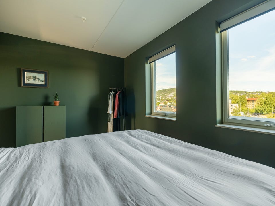 Soverommet har to store vinduer som slipper inn rikelig med naturlig lys, samtidig som det ikke er innsyn.