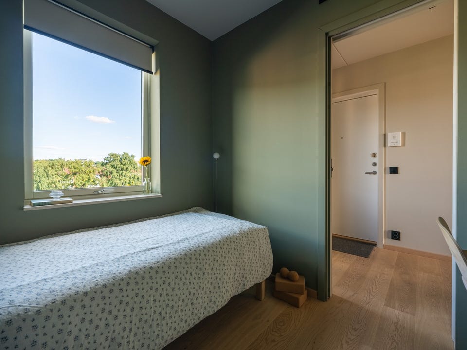 På soverommet er det plass til både seng og kontorpult, samt oppbevaringsplass i medfølgende garderobeskap.