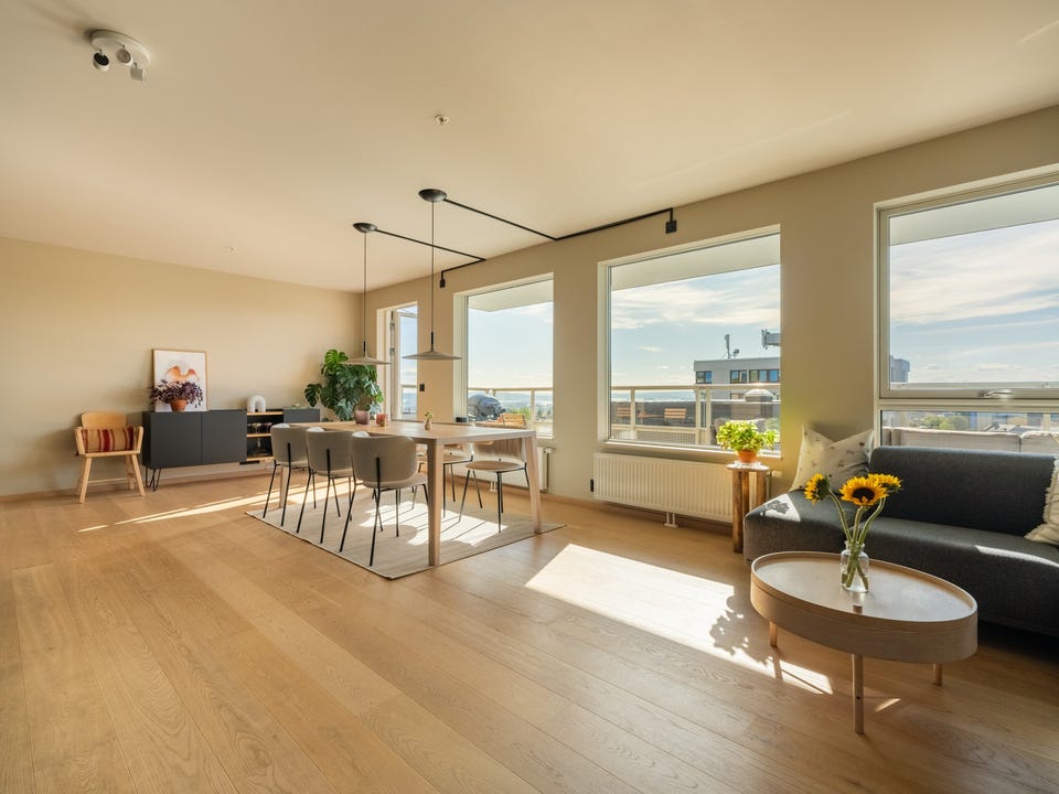 En stor, lys og lekker 3-roms selveiet toppleilighet i et nyere og moderne bygg fra 2018.