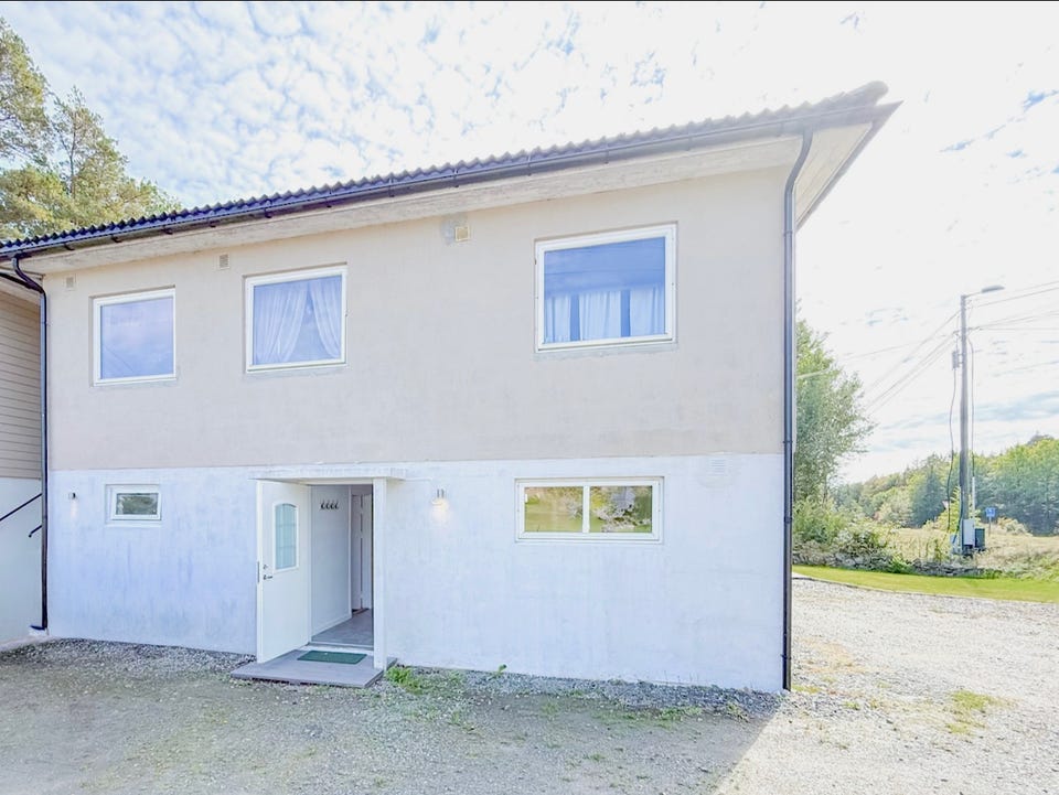 Leiligheten har egen inngang i boligens underetasje.