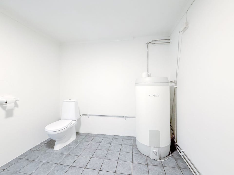 Badet har toalett og varmtvannsbereder.