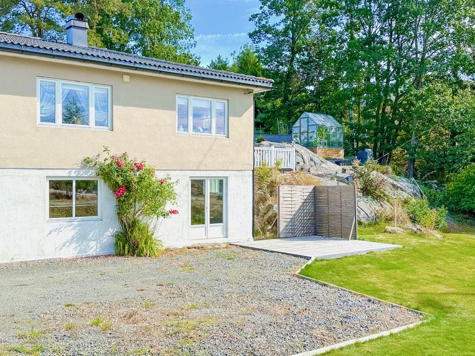 Velkommen til Østre Tromøyvei 302 – en lys leilighet i 1. etasje med to soverom, terrasse og parkering.