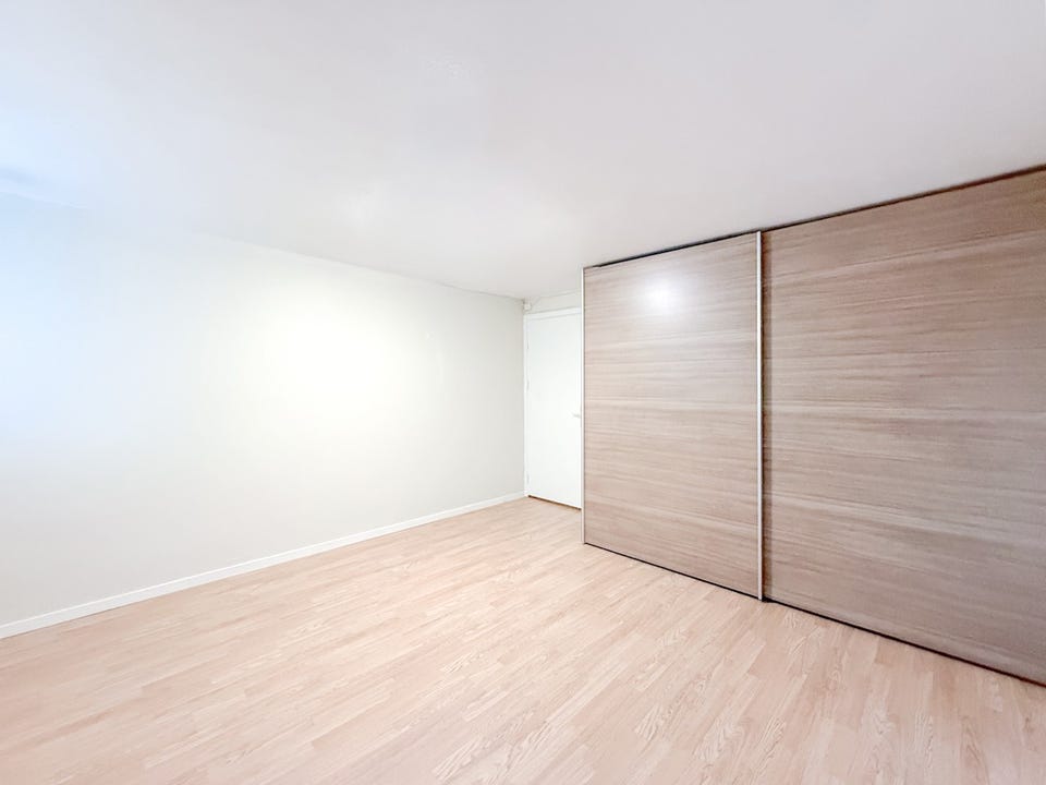Soverommet har en stor skyvedørsgarderobe.