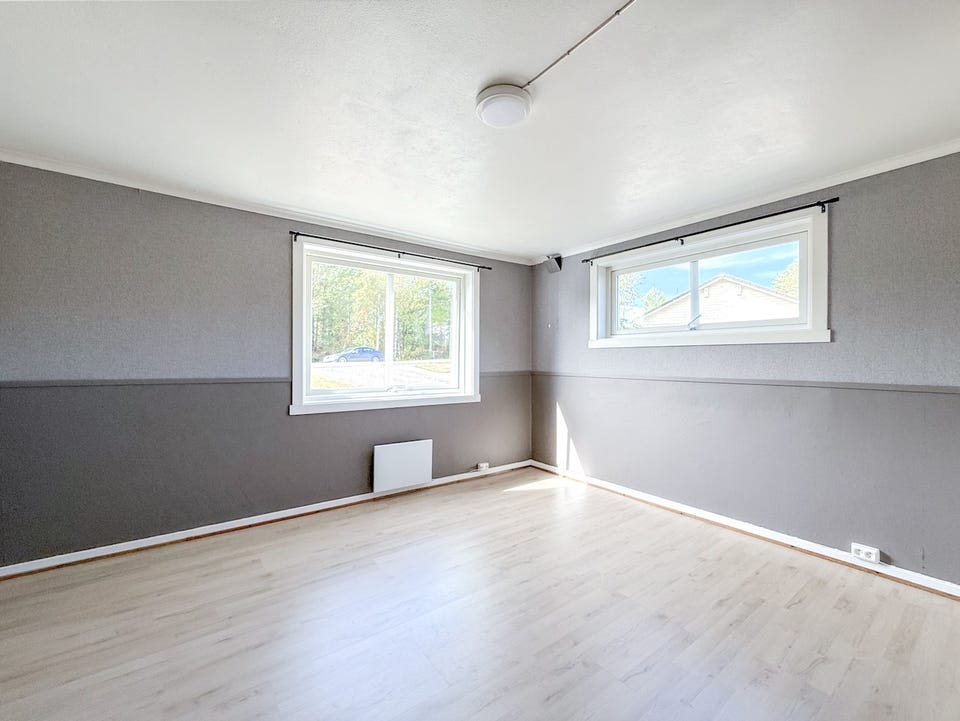 Godt lysinnslipp på soverommet.