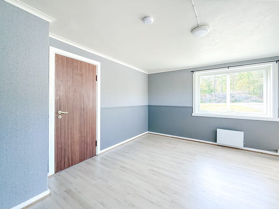Soverom med plass til seng og garderobe.