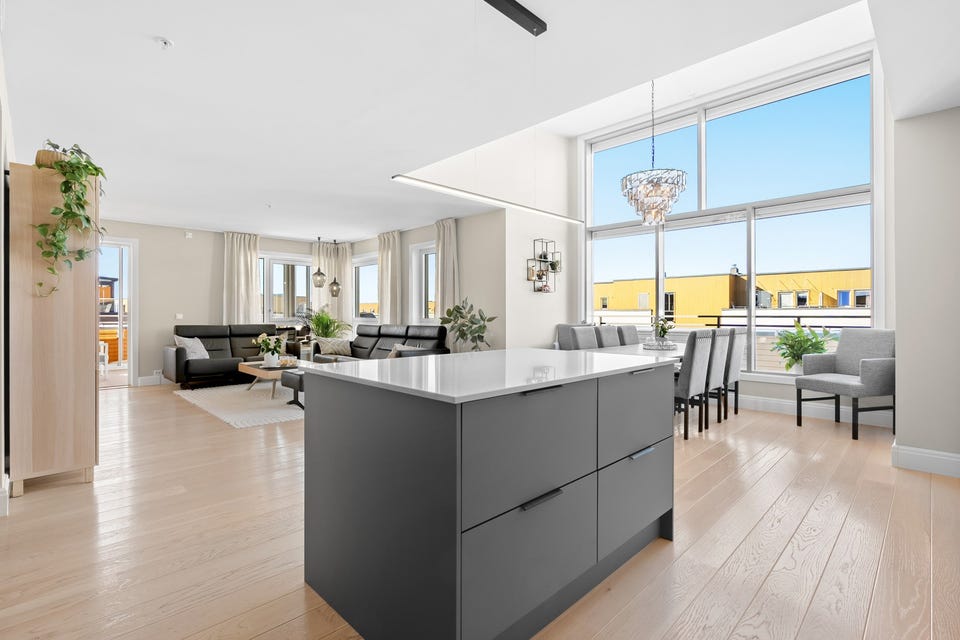 Det er god plass til spisebord ved panoramavinduet, i nær tilknytning til kjøkkenet.