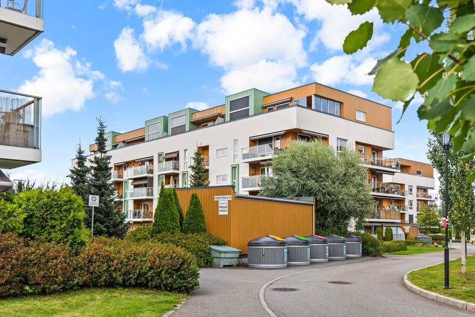 Fasade og fellesarealer. Leiligheten er del av et trivelig og veldrevet sameie.